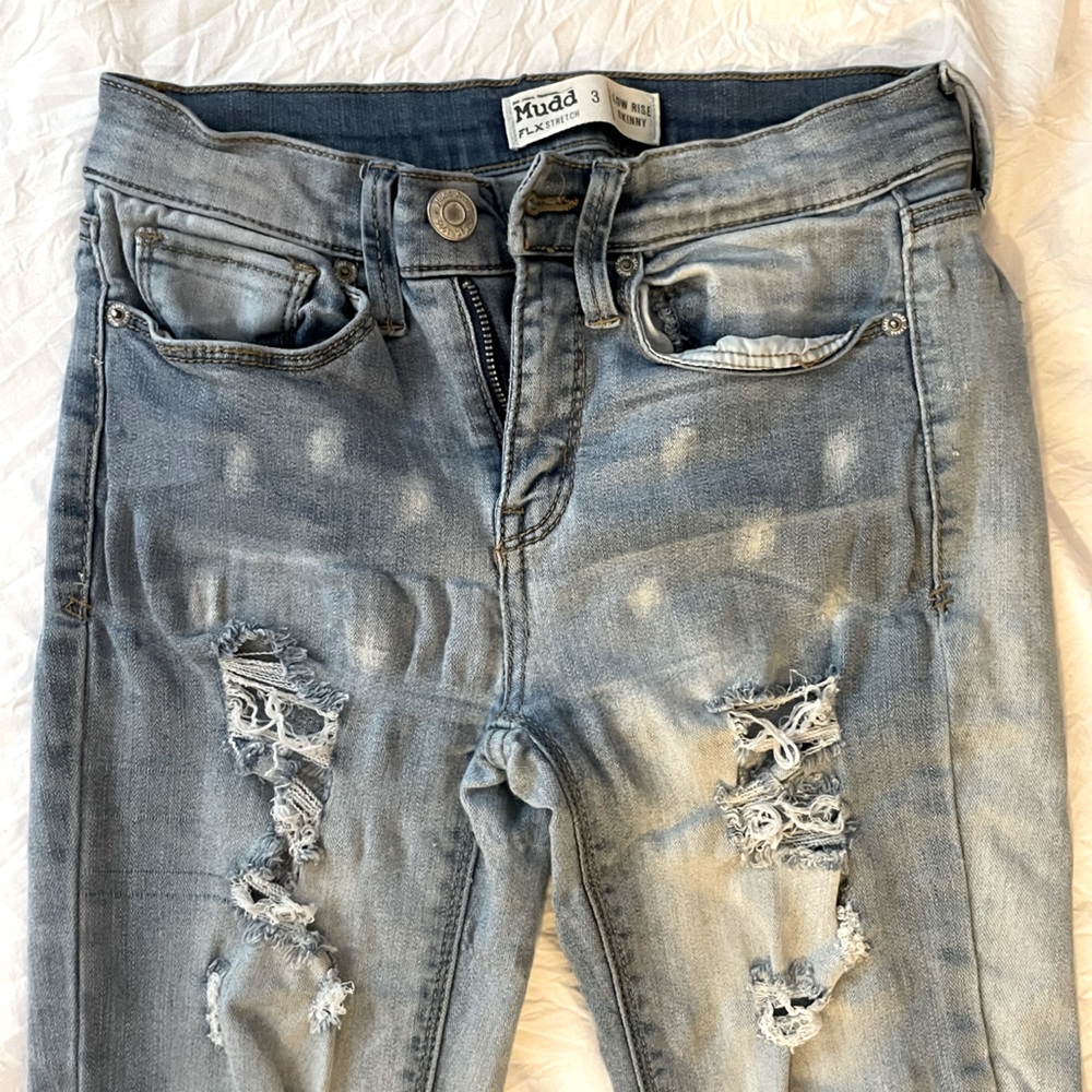 Cute Cut Out/Ripped Skinny Jeans